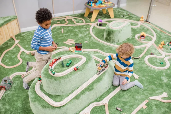 Zwei Interkulturelle Kleine Jungen Verbringen Zeit Auf Dem Spielplatz Beim — Stockfoto