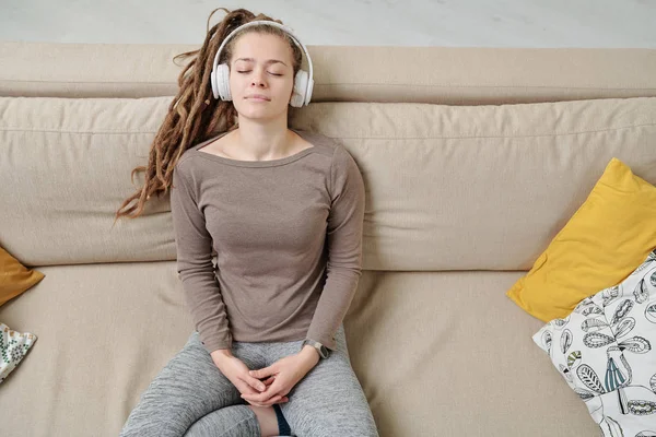 Mujer Joven Pacífica Con Auriculares Escuchando Música Meditación Sofá Ocio —  Fotos de Stock