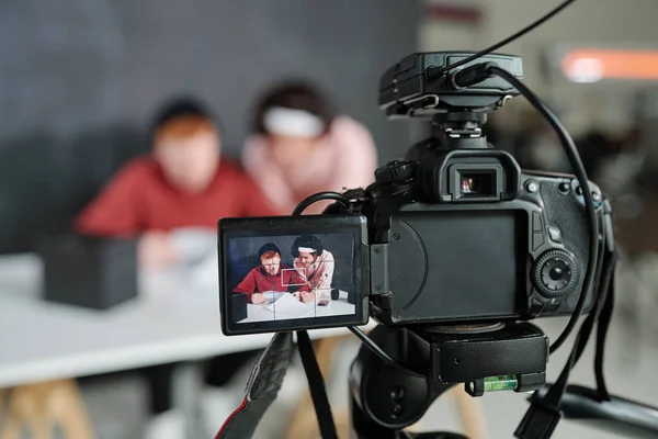 Dos Jóvenes Vloggers Masculinos Contemporáneos Pantalla Cámara Vídeo Pie Delante — Foto de Stock