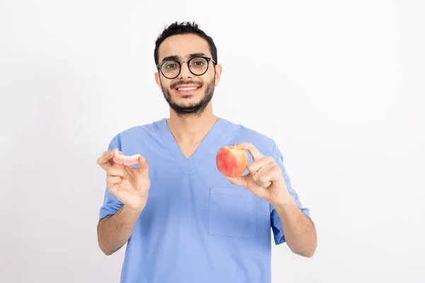 Jeune Dentiste Souriant Uniforme Bleu Lunettes Vous Montrant Fausses Dents — Photo