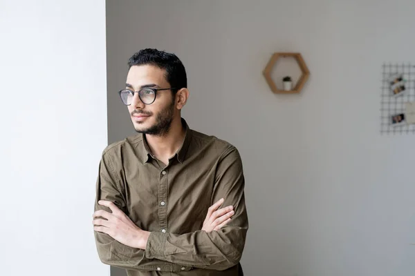 Jovem Empresário Cruzado Óculos Camisa Parede Olhando Pela Janela Escritório — Fotografia de Stock