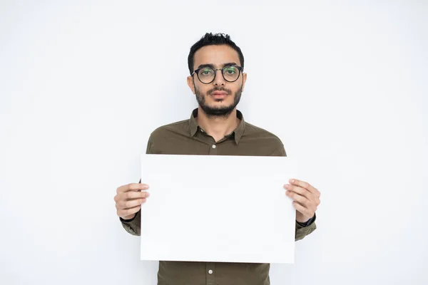 Jovem Empresário Com Rosto Branco Segurando Cartaz Vazio Enquanto Estava — Fotografia de Stock