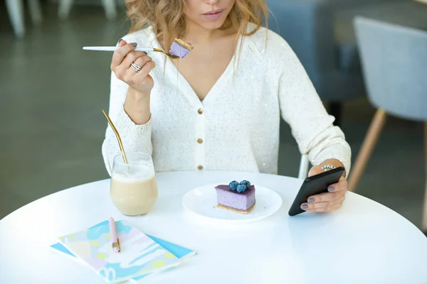 Joven Mujer Casual Desplazándose Teléfono Inteligente Mientras Está Sentado Junto — Foto de Stock