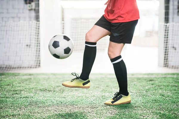 Nízká Část Mladé Fotbalistky Fotbalovým Míčem Přes Nohy Trénink Zelené — Stock fotografie