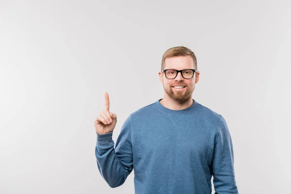 Gerente Oficina Sonriente Ropa Casual Apuntando Hacia Arriba Mientras Está — Foto de Stock