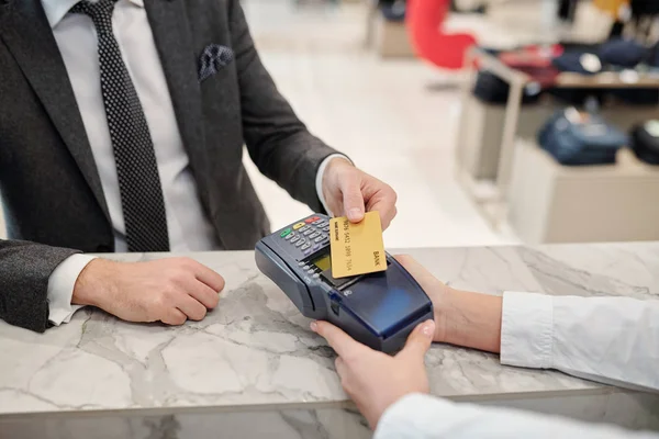 Çağdaş Butikten Bir Şey Alırken Kredi Kartını Ödeme Makinesinin Üzerinde — Stok fotoğraf
