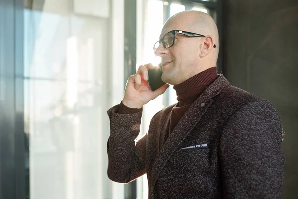 Érett Üzletember Formális Viseletben Szemüvegben Mobiltelefonnal Beszél Miközben Repülőtéren Vagy — Stock Fotó