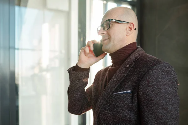 Reifer Geschäftsmann Formalbekleidung Und Brille Der Auf Dem Flughafen Oder — Stockfoto