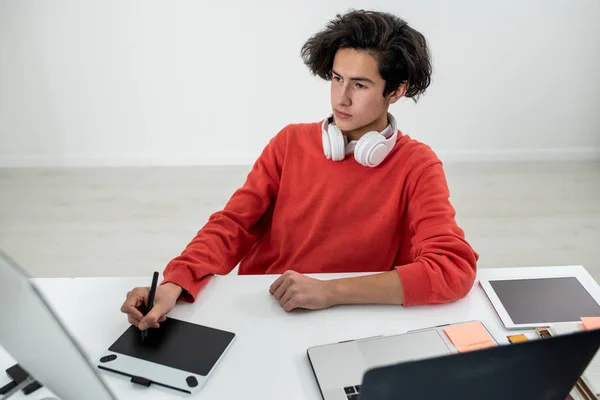 Jeune Freelance Masculin Avec Stylet Tablette Graphique Concentrant Sur Travail — Photo