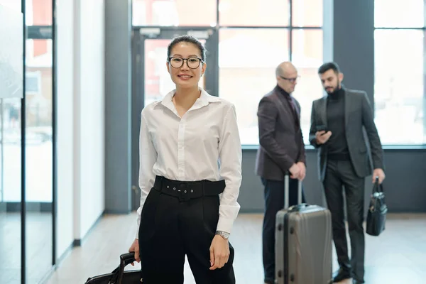 Happy Young Successful Female Business Traveler Luggage Looking You Background — ストック写真