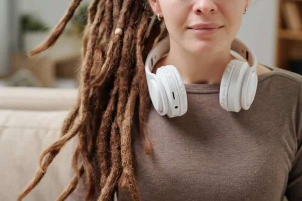 Parte Rosto Jovem Com Dreadlocks Fones Ouvido Brancos Passando Tempo — Fotografia de Stock