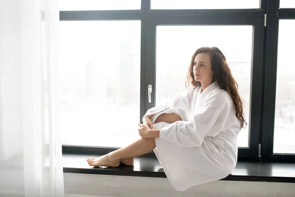 Jovem Morena Serena Mulher Roupão Banho Branco Macio Relaxante Peitoril — Fotografia de Stock