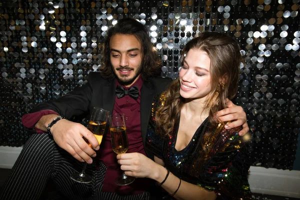 Jovem Casal Afetuoso Cheirando Com Flautas Champanhe Festa Clube Noturno — Fotografia de Stock