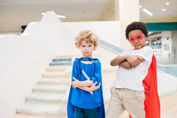 Два Маленьких Межкультурных Мальчика Костюмах Супермена Смотрят Тебя Стоя Перед — стоковое фото