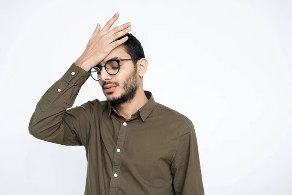 Embaraçado Homem Negócios Óculos Mantendo Mão Testa Enquanto Tenta Lembrar — Fotografia de Stock