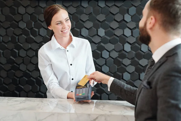 Gelukkig Jong Winkel Assistent Holding Payment Machine Terwijl Zoek Naar — Stockfoto