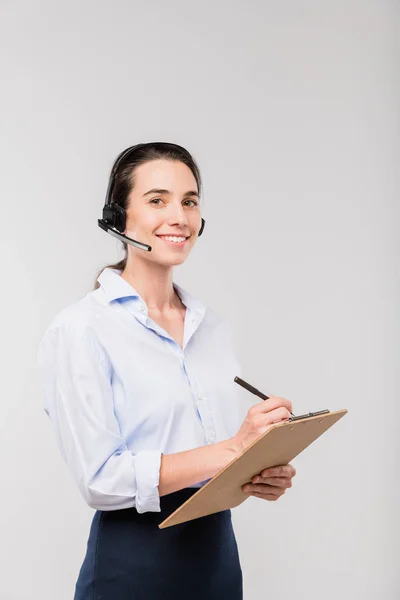 Joven Mujer Negocios Elegante Sonriente Auriculares Tomando Notas Mientras Consulta — Foto de Stock