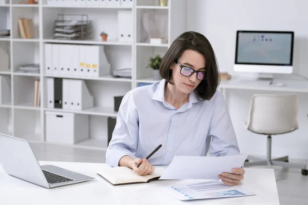 Occupato Giovane Manager Ufficio Abbigliamento Formale Guardando Attraverso Carte Prendendo — Foto Stock