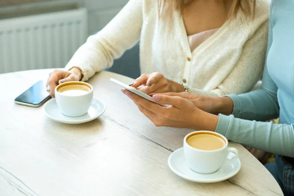 Une Des Deux Jeunes Femmes Contemporaines Pointant Vers Écran Smartphone — Photo