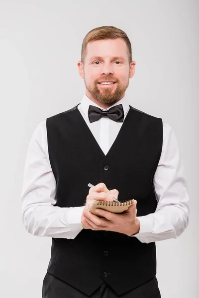 Garçom Jovem Feliz Bowtie Colete Preto Que Escreve Ordem Clientes — Fotografia de Stock