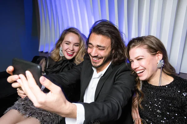 Γελώντας Λαμπερά Κορίτσια Και Κομψό Άνδρα Smartphone Κάνοντας Selfie Απολαμβάνοντας — Φωτογραφία Αρχείου