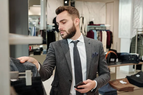 Jonge Elegante Man Pak Kiezen Van Nieuwe Jas Shirt Terwijl — Stockfoto