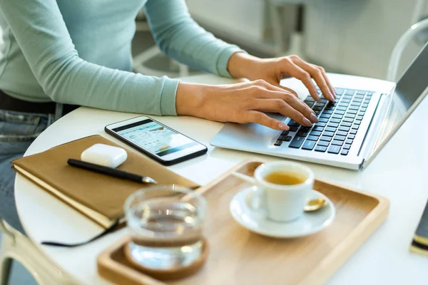 Mãos Jovem Empresária Freelancer Casualwear Tocando Teclas Teclado Laptop Enquanto — Fotografia de Stock