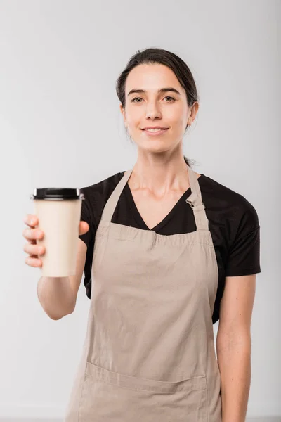 Młoda Uśmiechnięta Kelnerka Kawiarni Daje Papierową Szklankę Gorącej Kawy Stojąc — Zdjęcie stockowe