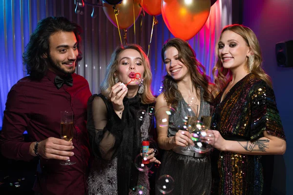 Een Van Mooie Meisjes Blazen Zeepbellen Onder Haar Vrienden Verjaardagsfeestje — Stockfoto