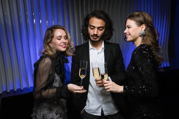 Tre Giovani Amici Eleganti Allietano Con Flauti Champagne Festa Durante — Foto Stock