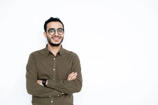 Joven Hombre Negocios Confiado Con Brazos Cruzados Pecho Sonrisa Dentada — Foto de Stock