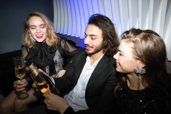 Felice Glamour Ragazze Con Flauti Champagne Giovane Uomo Possesso Bottiglia — Foto Stock