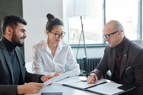 Mature Agent Consulting His Business Partners Looking Financial Contract Meeting — Stockfoto