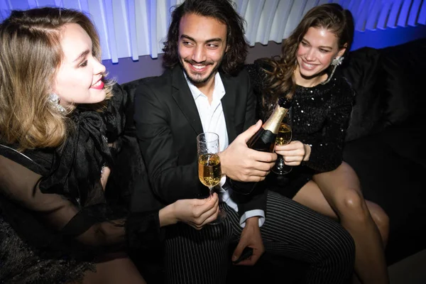Mutlu Kızlar Genç Zarif Adam Gece Kulübünde Kanepede Oturup Şampanyayla — Stok fotoğraf