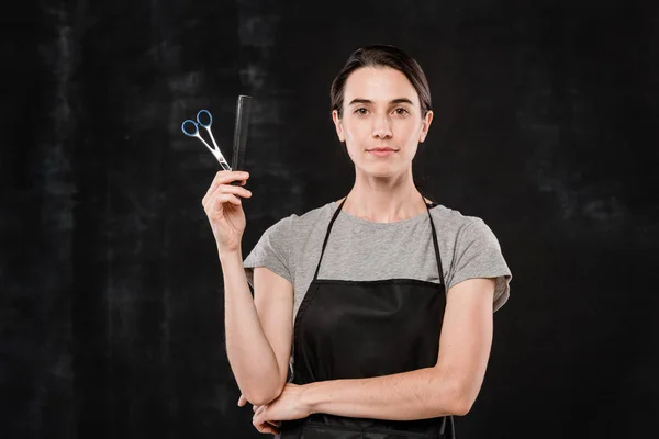 Junger Seriöser Friseur Arbeitskleidung Der Haarbürste Und Schere Der Hand — Stockfoto