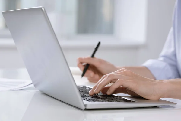 Mão Funcionária Feminina Pressionando Botões Teclado Laptop Enquanto Está Sentada — Fotografia de Stock