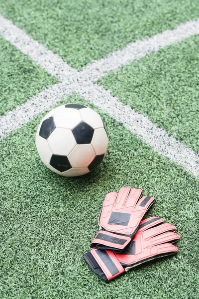 Piłka Nożna Skórzane Rękawice Piłkarza Zielonym Polu Meczów Przekroczonymi Białymi — Zdjęcie stockowe
