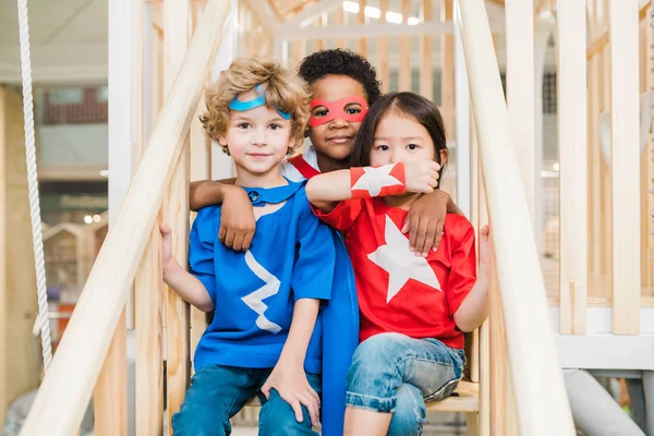 Drie Liefdevolle Kleine Vrienden Kostuums Zitten Trap Terwijl Tijd Doorbrengen — Stockfoto