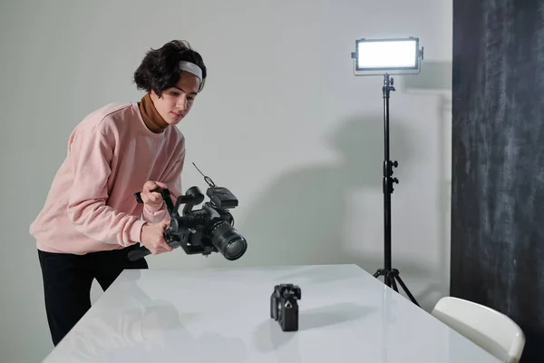 Samtida Manlig Vlogger Med Videokamera Fotografering Fotoutrustning Skrivbord Studio — Stockfoto