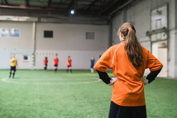 Rückansicht Einer Jungen Torhüterin Sportuniform Die Vor Fußballern Auf Der — Stockfoto