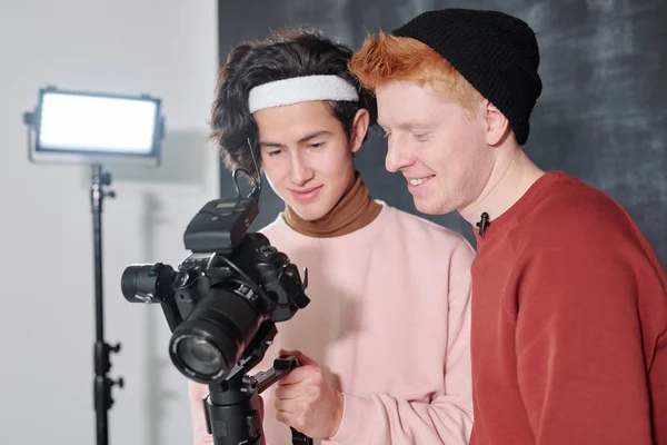 Dva Šťastní Mladí Muži Casualwear Sledování Nahraného Videa Digitální Obrazovce — Stock fotografie