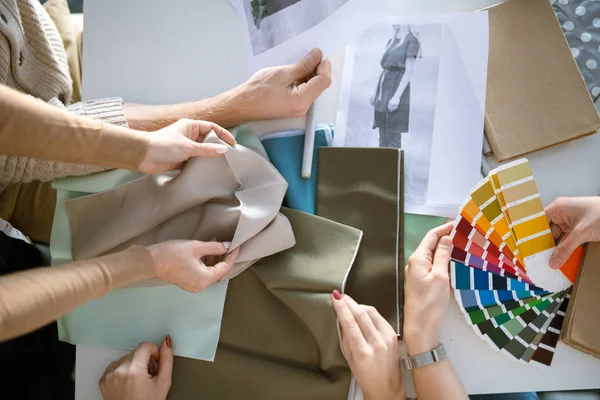 Diseño Carta Manos Diseñadores Creativos Que Eligen Textil Color Para —  Fotos de Stock