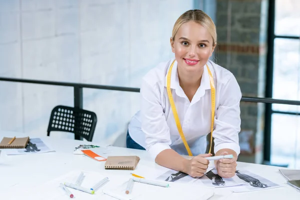 Mooie Jonge Blonde Mode Ontwerper Kijken Naar Tijdens Het Buigen — Stockfoto