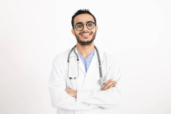 Jeune Clinicien Avec Succès Les Bras Croisés Par Poitrine Vous — Photo