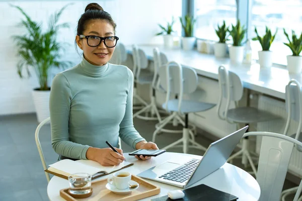 Joven Empresaria Exitosa Ropa Casualsentarse Mesa Cafetería Trabajar Delante Computadora — Foto de Stock