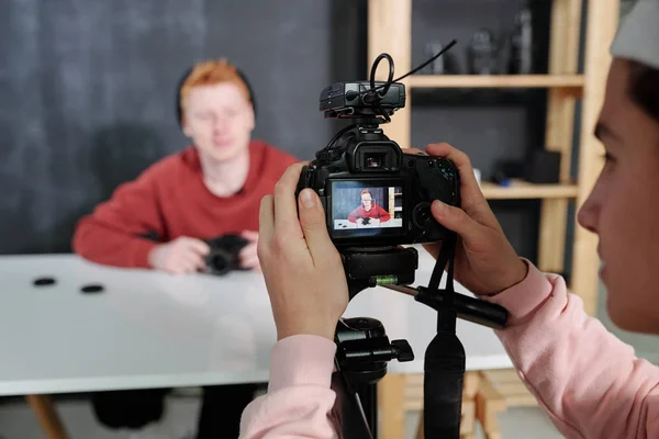 Jonge Videomanager Houdt Camera Voor Mannelijke Blogger Zitten Door Bureau — Stockfoto