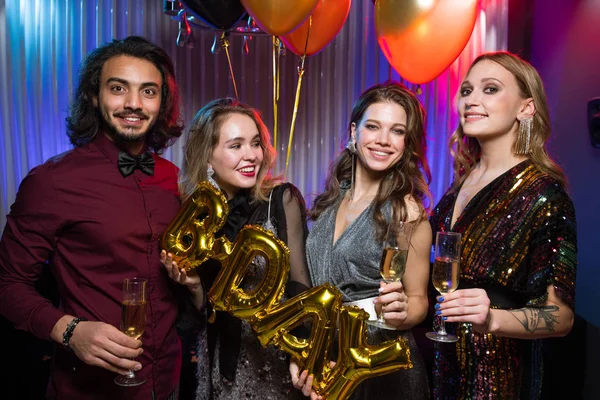 Drie Vrolijke Meisjes Jonge Elegante Man Met Fluiten Van Champagne — Stockfoto