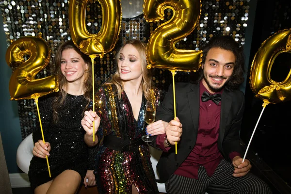 Drie Gelukkige Jonge Vrienden Houden Gouden Opblaasbare Nummers Van Het — Stockfoto