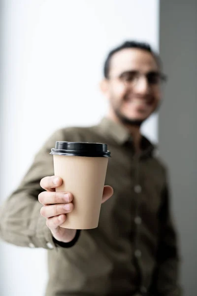 Engångsglas Varmt Kaffe Handen Ung Framgångsrik Affärsman Står Framför Kameran — Stockfoto