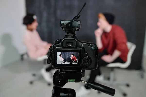 Écran Caméra Vidéo Numérique Avec Deux Vloggers Assis Sur Des — Photo